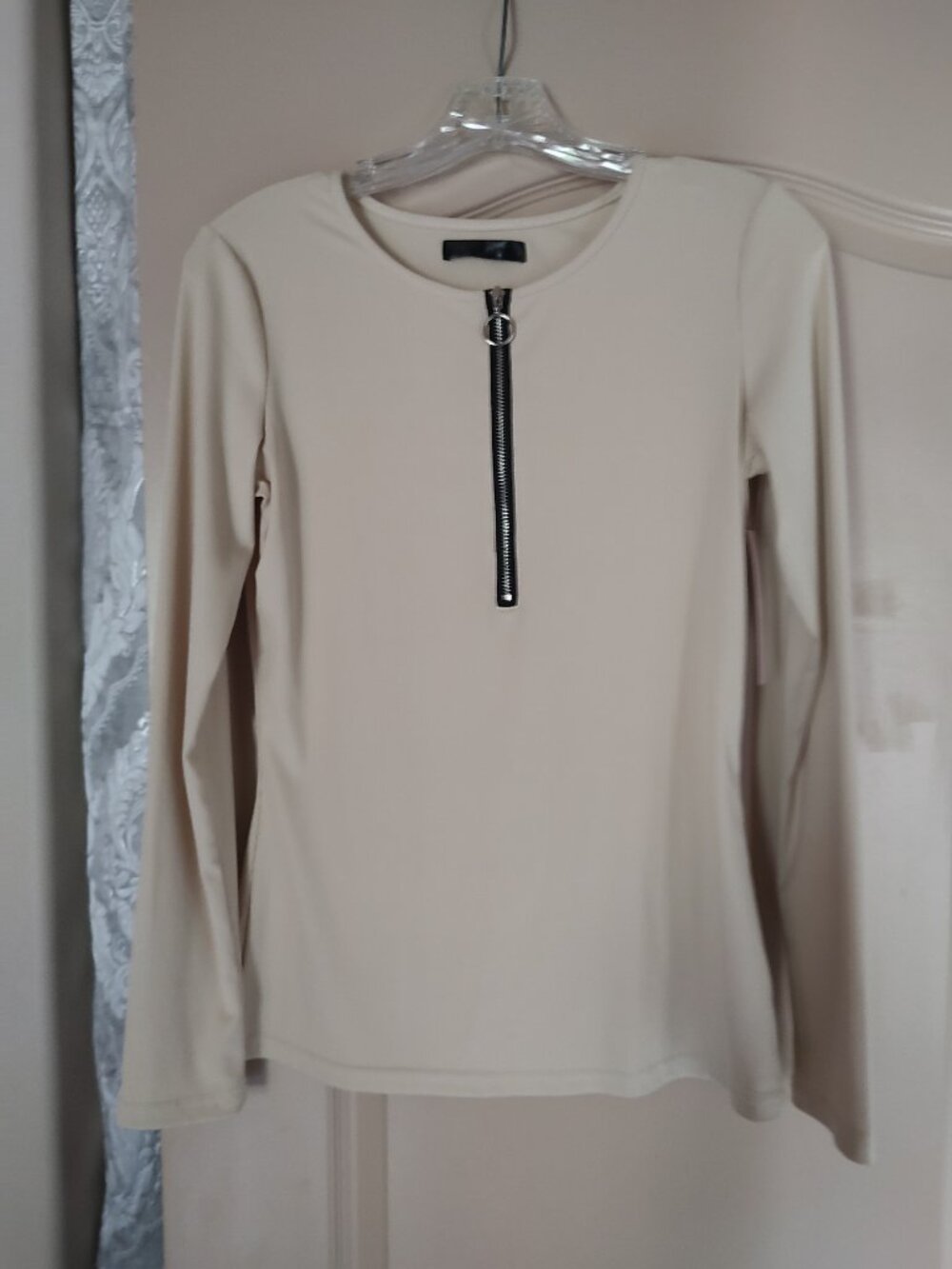 LT BEIGE/TAN RIBBED HENLEY TOP - (M)